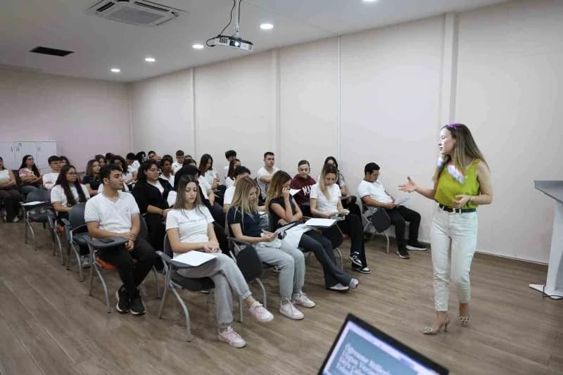 Efeler Belediyesi’nin 12’nci sınıf öğrencileri ve mezunlara yönelik düzenlediği Rehberlik seminerinde gençlere verimli D