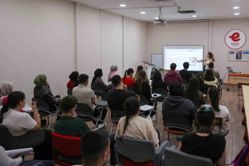 Efeler Belediyesi’nin 12’nci sınıf öğrencileri ve mezunlara yönelik düzenlediği Rehberlik seminerinde gençlere verimli D