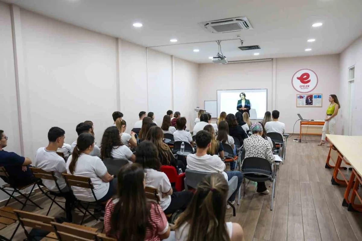 Efeler Belediyesi’nin 12’nci sınıf öğrencileri ve mezunlara yönelik düzenlediği Rehberlik seminerinde gençlere verimli D