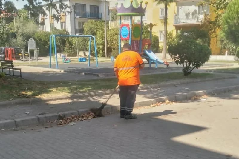 Efeler Belediyesi Temizlik İşleri Müdürlüğü ekipleri, ana arterlerin yanı sıra mahallelerin ara sokaklarında da kapsamlı