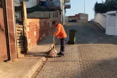 Efeler Belediyesi Temizlik İşleri Müdürlüğü ekipleri mahalle ara sokaklarında temizlik yaparken