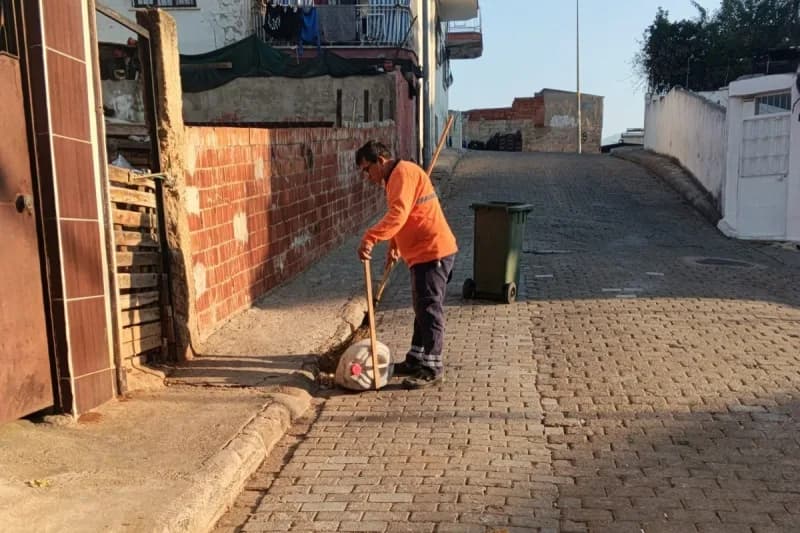 Efeler Belediyesi Temizlik İşleri Müdürlüğü ekipleri mahalle ara sokaklarında temizlik yaparken
