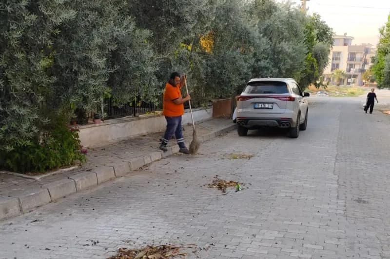 Efeler Belediyesi Temizlik İşleri Müdürlüğü ekipleri, ana arterlerin yanı sıra mahallelerin ara sokaklarında da kapsamlı