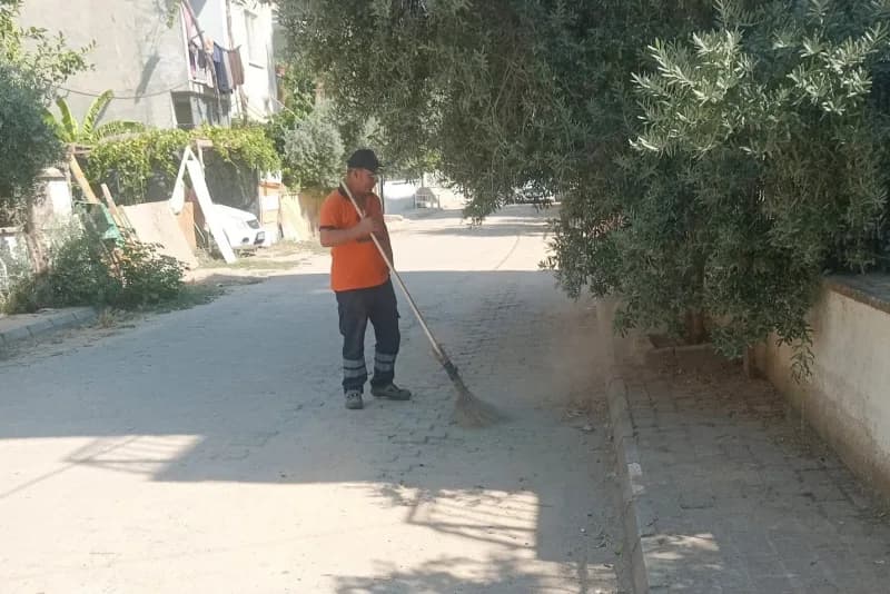 Efeler Belediyesi Temizlik İşleri Müdürlüğü ekipleri, ana arterlerin yanı sıra mahallelerin ara sokaklarında da kapsamlı