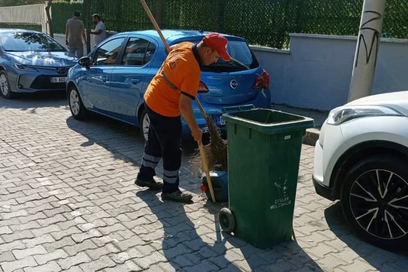 Efeler Belediyesi Temizlik İşleri Müdürlüğü ekipleri, ana arterlerin yanı sıra mahallelerin ara sokaklarında da kapsamlı