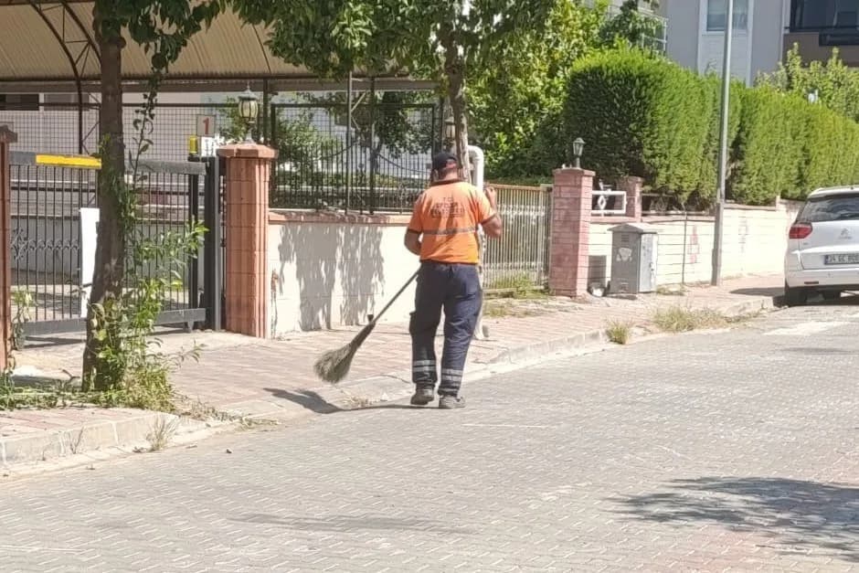 Efeler Belediyesi Temizlik İşleri Müdürlüğü ekipleri, ana arterlerin yanı sıra mahallelerin ara sokaklarında da kapsamlı