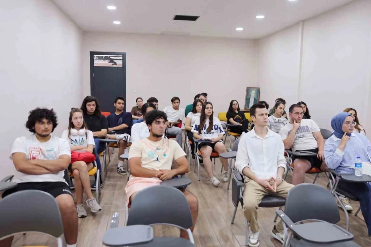 Efeler Belediyesi tarafından düzenlenen verimli ders çalışma teknikleri semineri için gençler Adnan Menderes Kitap Kafe’