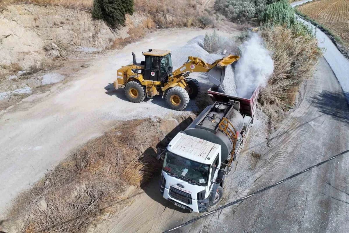 Efeler Belediyesi ekipleri Savrandere ile Böcek mahalleleri arasındaki bağlantı yolunda asfalt çalışması yapıyor