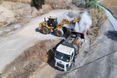 Efeler Belediyesi ekipleri Savrandere ile Böcek mahalleleri arasındaki bağlantı yolunda asfalt çalışması yapıyor