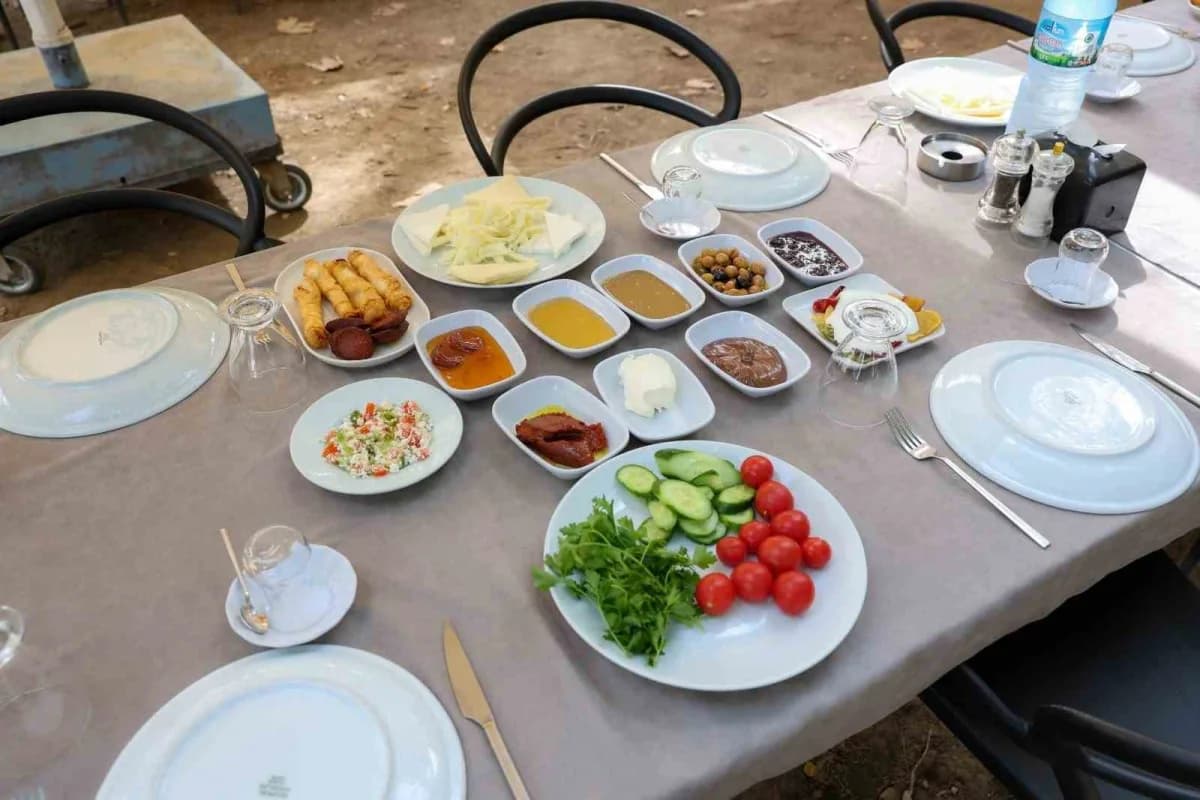 İmamköy Mahallesi’nde hizmet veren Doğa Restaurant, zengin kahvaltı seçenekleri ve doğayla iç içe atmosferiyle güne keyi