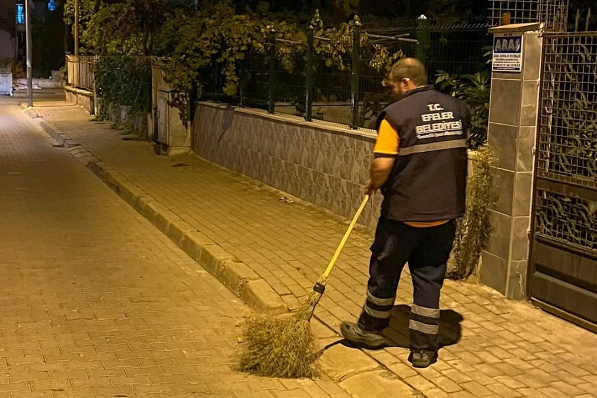 Efeler Belediyesi Temizlik İşleri Müdürlüğü ekipleri mahallelerde temizlik ve süpürme çalışması yaparken
