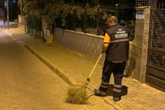Efeler Belediyesi Temizlik İşleri Müdürlüğü ekipleri mahallelerde temizlik ve süpürme çalışması yaparken