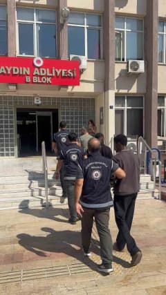 Aydın Efeler ilçesinde göçmen kaçakçılığı operasyonunda yakalanan düzensiz göçmenler ve polis ekipleri