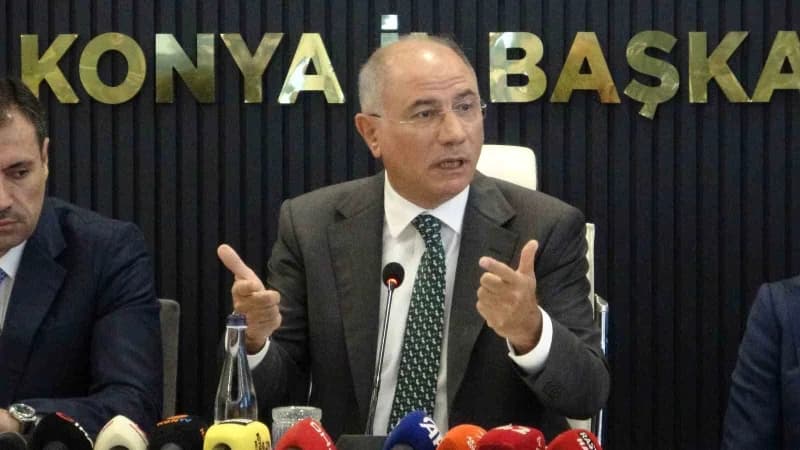 Efkan Ala AK Parti Konya İl Başkanlığında partililerle toplantıda konuşuyor