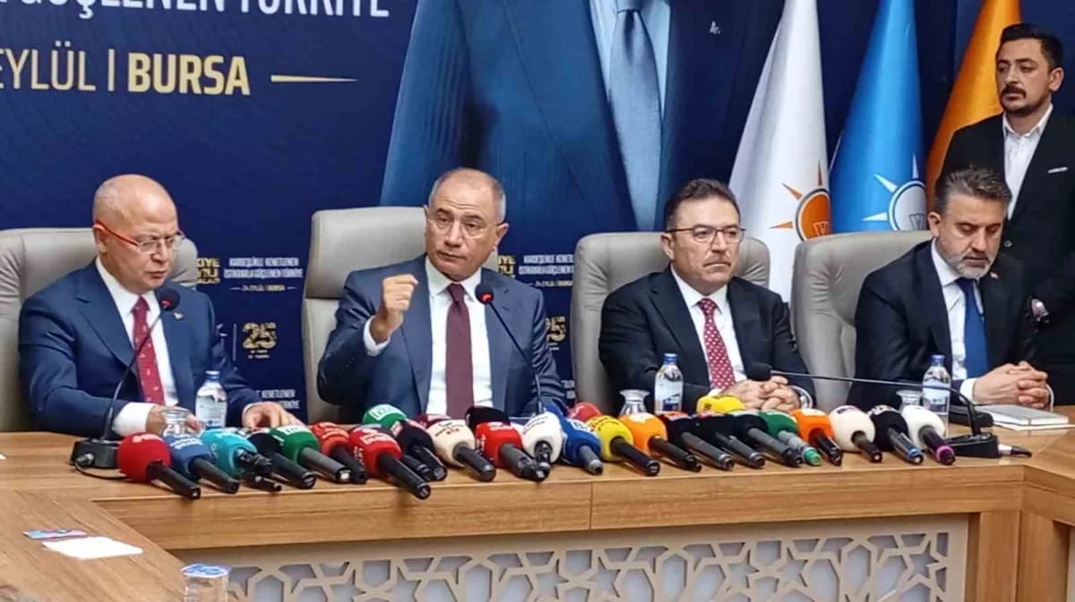Efkan Ala AK Parti Bursa İl Başkanlığı’nda konuşma yaparken