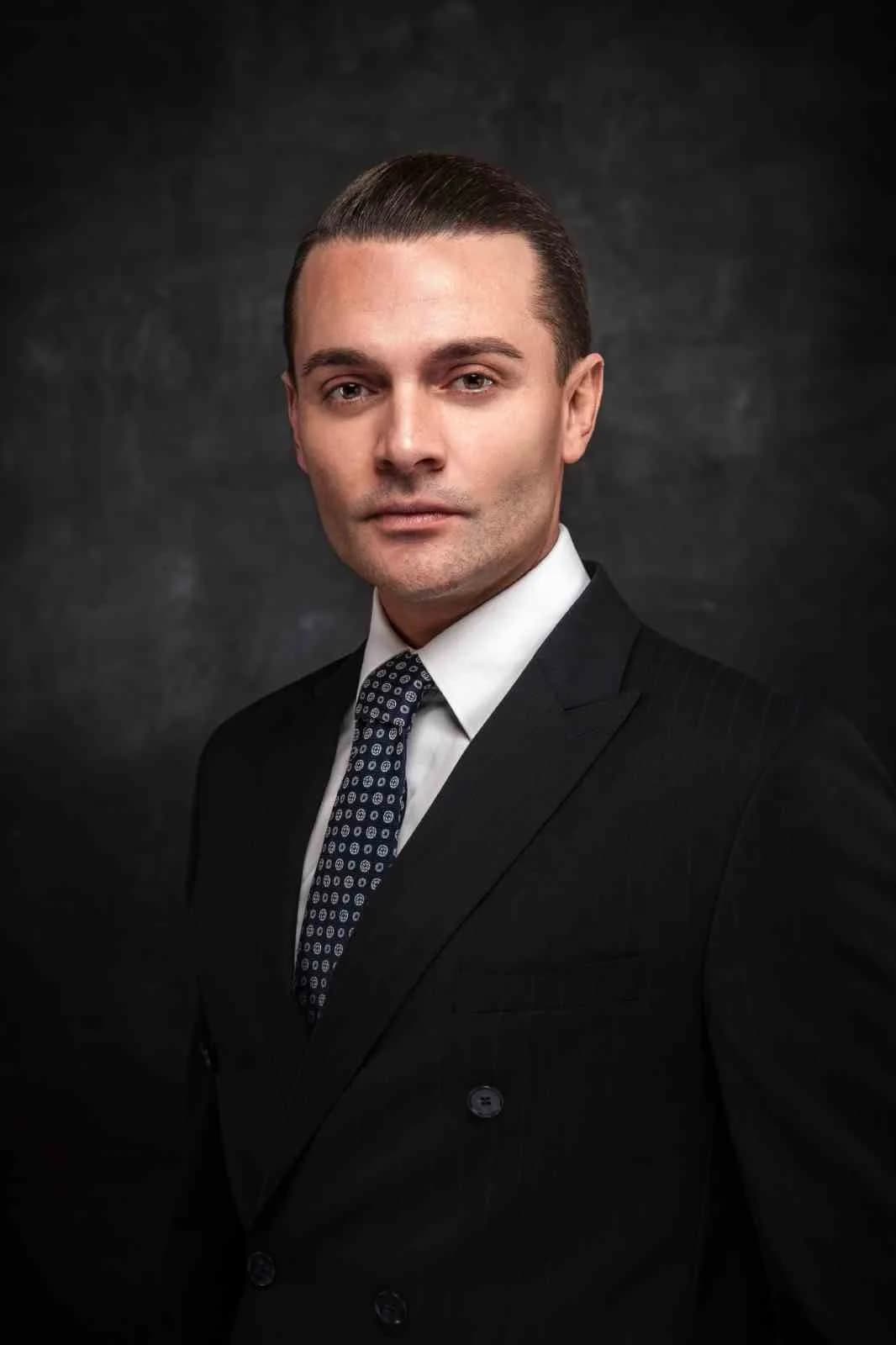 EGİAD Yönetim Kurulu Başkanı M. Kaan Özhelvacı yapay zekâ ve veri odaklı dönüşüm seminerinde konuşuyor