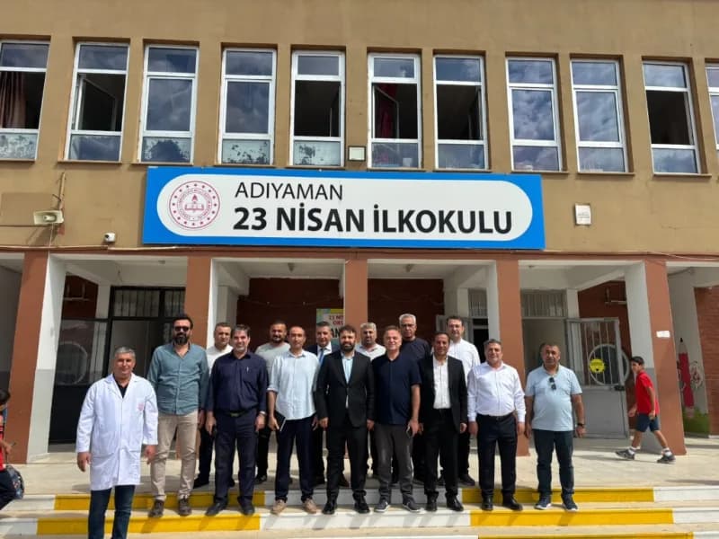Adıyaman 23 Nisan İlkokulu önünde Mücahit Tekin ve öğretmenler