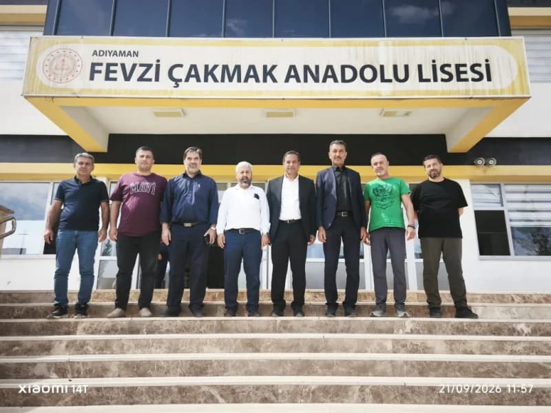 Fevzi Çakmak Anadolu Lisesi girişinde öğretmenlerle toplu fotoğraf