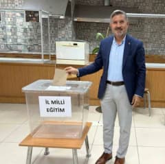 Eğitim-Bir-Sen Muğla Şubesi’nde delege seçimleri için sandık başında oy kullanan üyeler