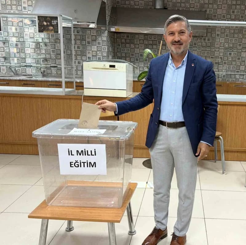 Eğitim-Bir-Sen Muğla Şubesi’nde delege seçimleri için sandık başında oy kullanan üyeler