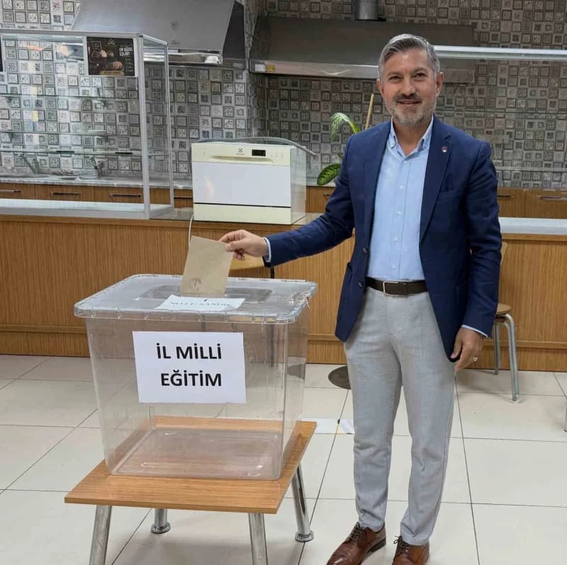 Eğitim Bir-Sen Muğla Şube Başkanı Önder Uçak delege seçimleri hakkında açıklama yapıyor
