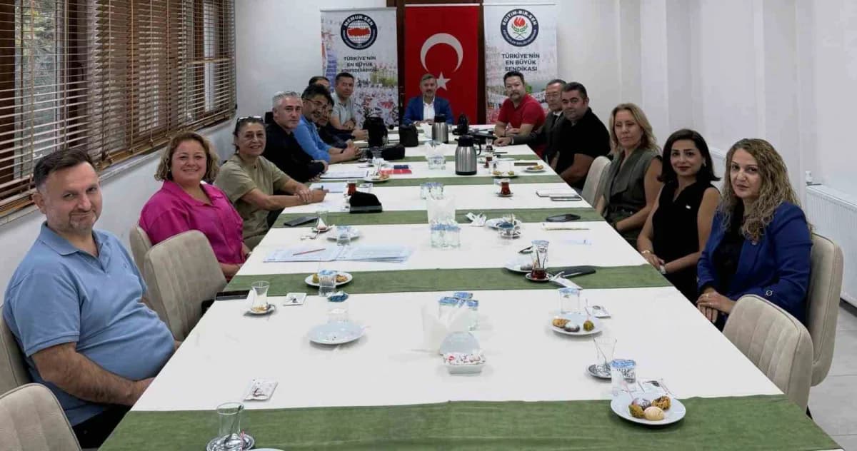 Eğitim-Bir-Sen Muğla Şube Başkanı Önder Uçak ve delege adayları Menteşe’de toplantıda bir arada