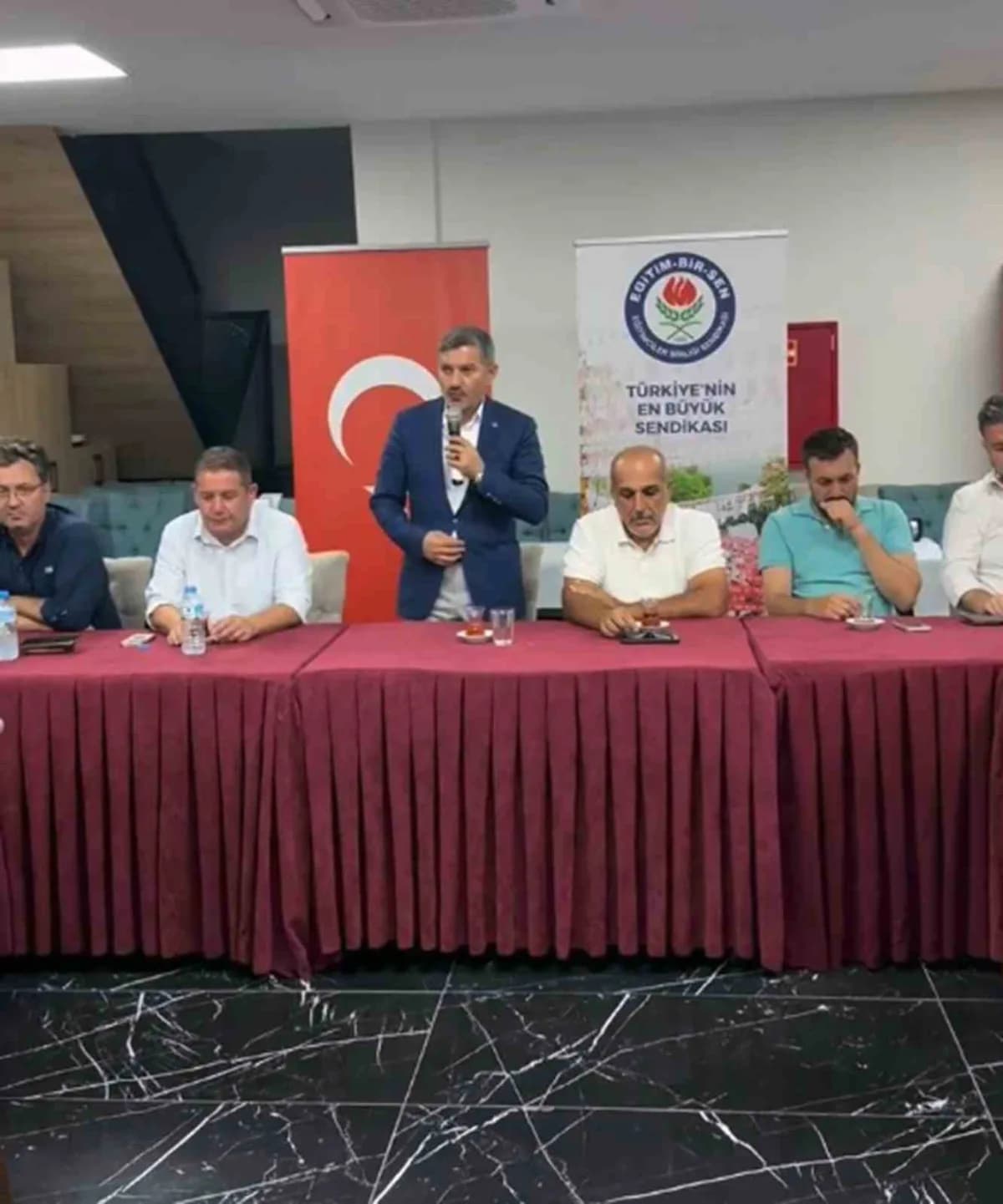 Eğitim Bir-Sen Muğla Şube Başkanı Önder Uçak, Fethiye’de iş yeri temsilcileri ve üyelerle toplantıda bir arada