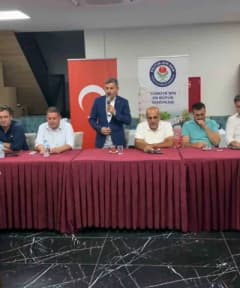 Eğitim Bir-Sen Muğla Şube Başkanı Önder Uçak, Fethiye’de iş yeri temsilcileri ve üyelerle toplantıda bir arada