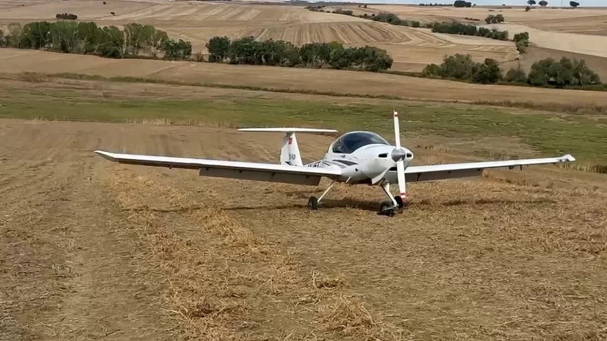 Tekirdağ Süleymanpaşa’da tarlaya zorunlu iniş yapan eğitim uçağı ve olay yeri ekipleri