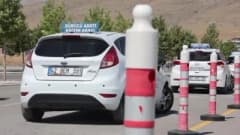 Konya'da ehliyet sınavı için araç kullanan aday ve trafik ortamı