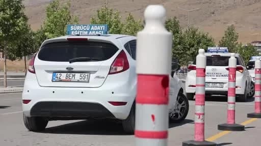 Konya'da ehliyet sınavı için araç kullanan aday ve trafik ortamı