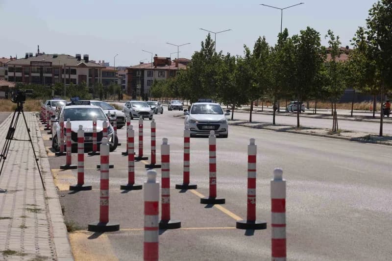 Ehliyet sınavlarında belirli bir güzergahın ezberlenmesine dayalı uygulamanın yerine, adayların farklı trafik koşulların