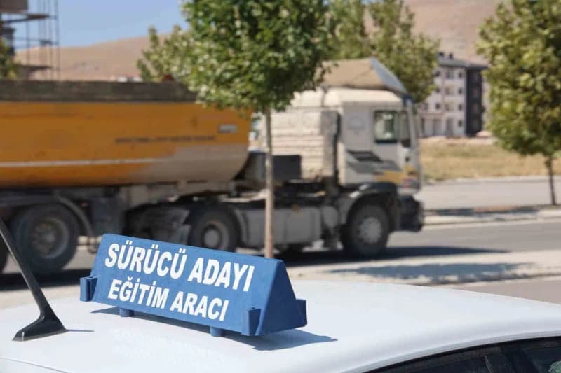 Ehliyet sınavlarında belirli bir güzergahın ezberlenmesine dayalı uygulamanın yerine, adayların farklı trafik koşulların