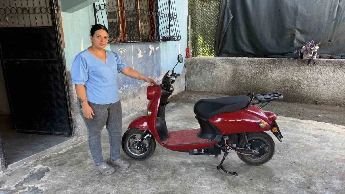 Adana Yüreğir'de ehliyetsiz sürücünün çarptığı anne ve çocuklarının motosiklet kazası sonrası görüntüsü