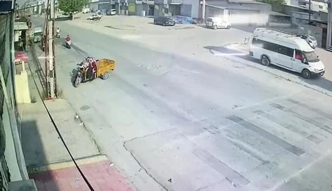 Kaza anı güvenlik kamerasına saniye saniye yansıdı.