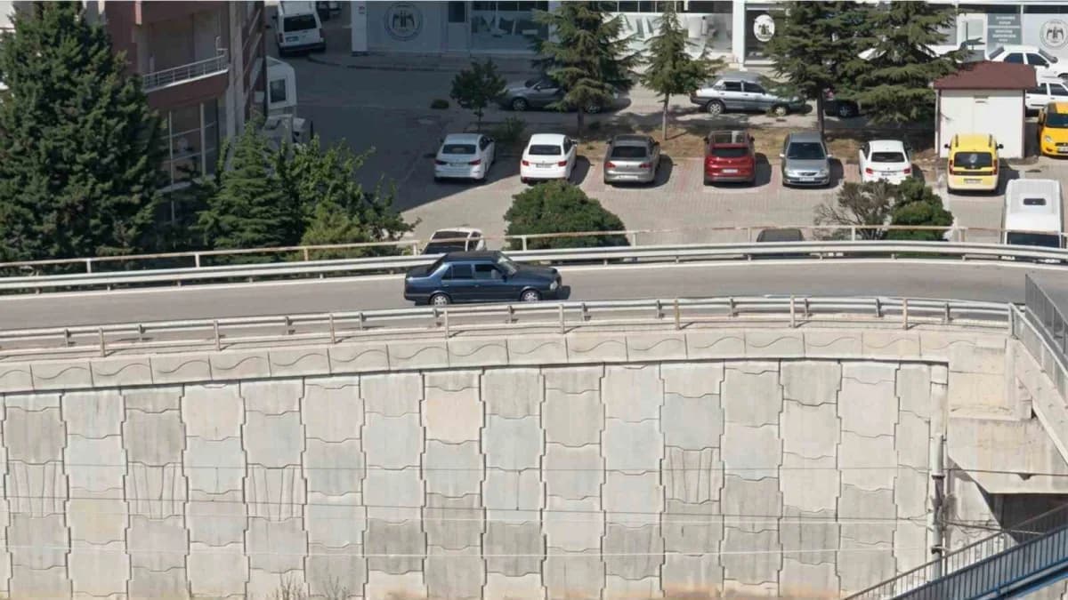 Kırıkkale'de Trafik denetimini fark eden sürücünün geri manevrayla kaçmaya çalıştığı anlar dron kamerasınca kaydedildi