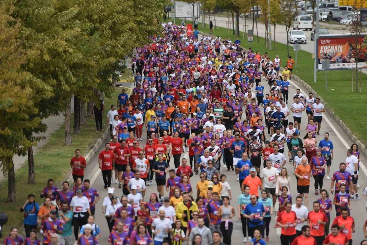 Bursa’da düzenlenen Eker I Run koşu etkinliğinde sporcular parkurda koşuyor