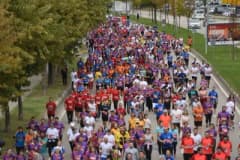 Bursa’da düzenlenen Eker I Run koşu etkinliğinde sporcular parkurda koşuyor