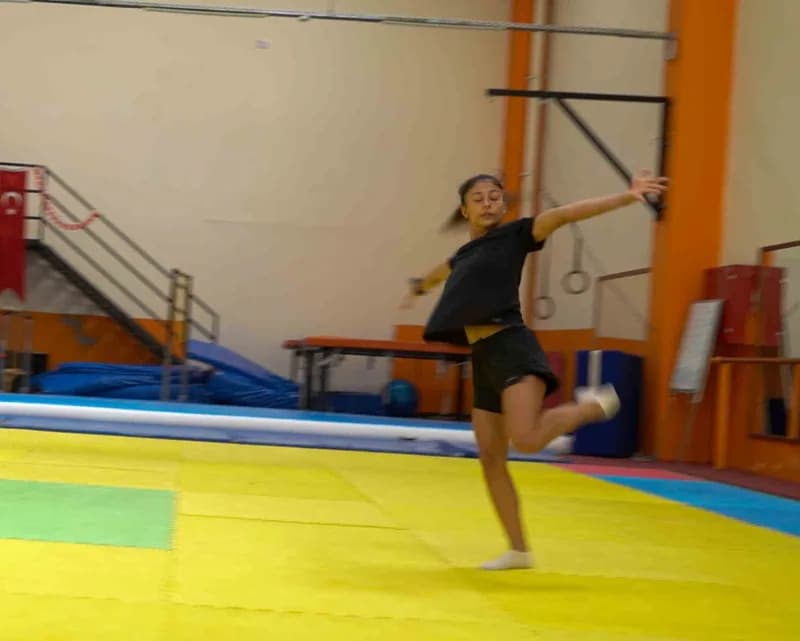 İspanya'nın Pamplona kentinde düzenlenen Aerobik Cimnastik Gençler Dünya Şampiyonası'nda mücadele eden Manisalı Milli Sp