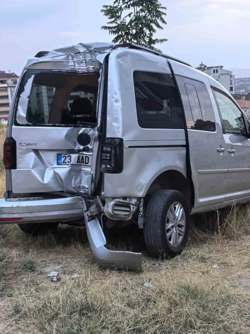 Elazığ’da el freni çekilmeyen hafif ticari araç, bir süre sonra kendi kendine hareket ederek bir iş yerine girdi.