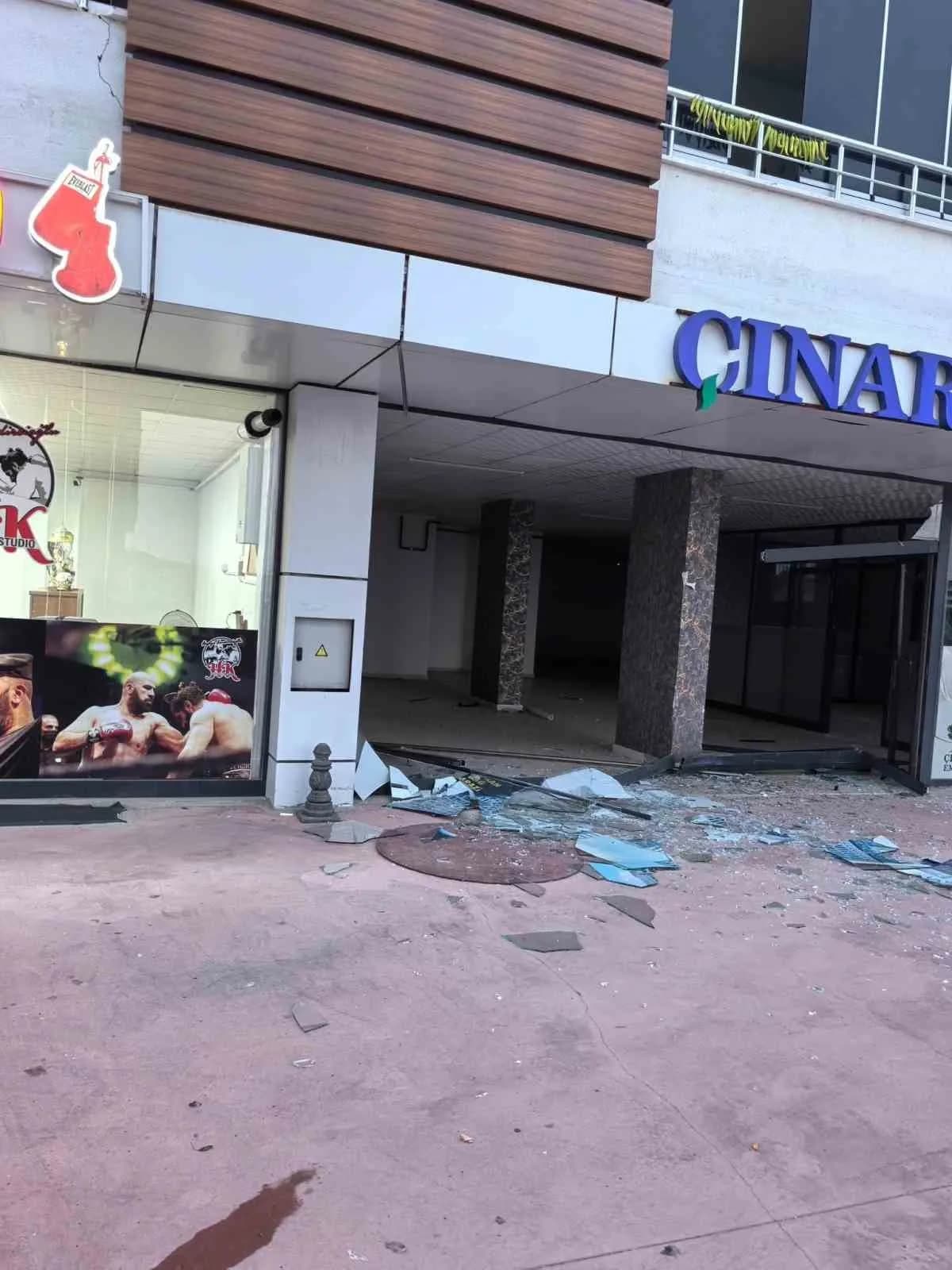 Elazığ’da el freni çekilmeyen hafif ticari araç, bir süre sonra kendi kendine hareket ederek bir iş yerine girdi.