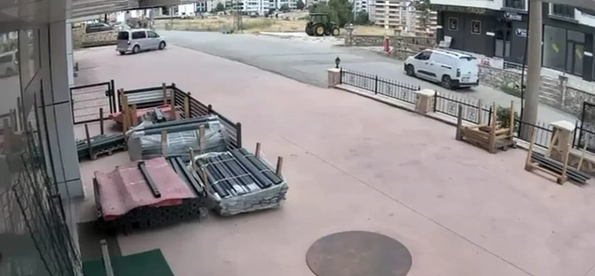 Elazığ Çaydaçıra Mahallesi Lalezar Sokak'ta el freni çekilmeyen hafif ticari aracın iş yerine girmesi