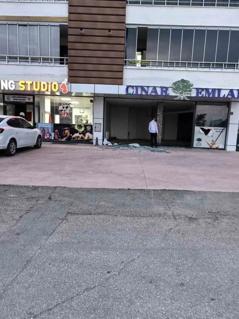 Elazığ’da el freni çekilmeyen hafif ticari araç, bir süre sonra kendi kendine hareket ederek bir iş yerine girdi.