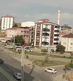 Elazığ Ulukent Mahallesi'nde el freni çekilmeyen otomobil cadde boyunca ilerleyip tarlaya uçtuğu an
