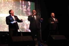 El Salvador’un OPUS 503 müzik grubu Marmaris Yat Limanı’nda konser verirken sahnede performans sergiliyor