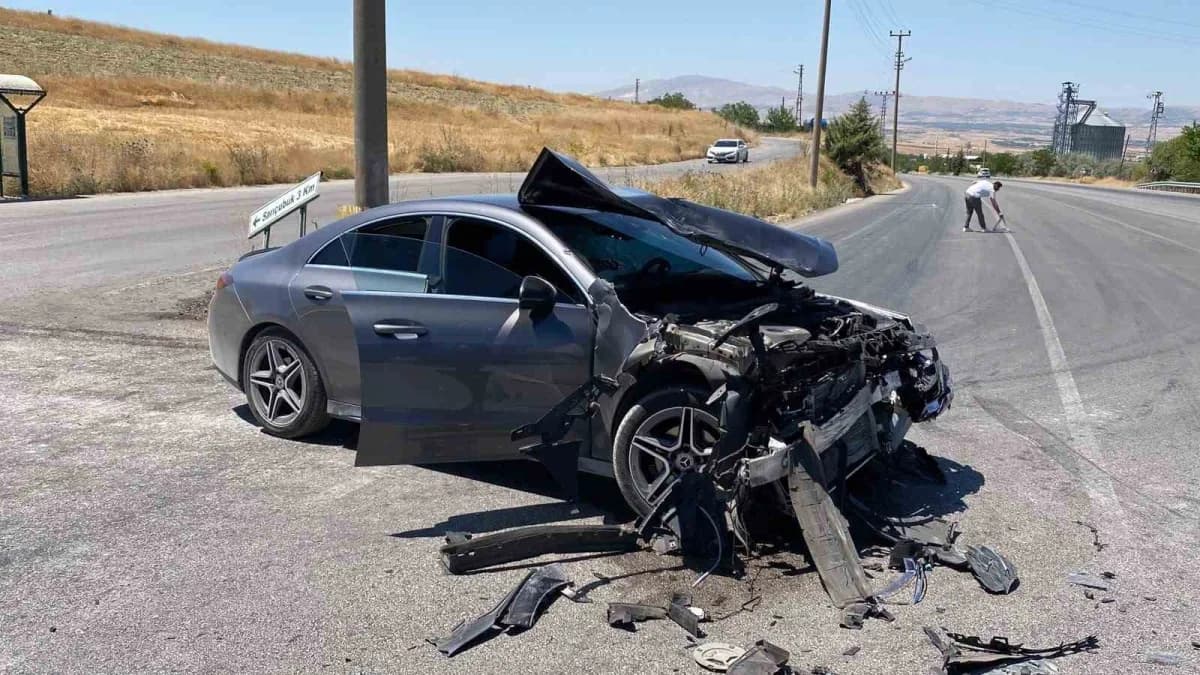Elazığ’da ağustos ayında meydana gelen trafik kazalarına ait trafik işaretleri ve araçlar