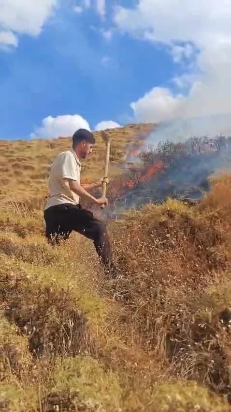 Elazığ’ın Palu ilçesindeki Akdağ’da bulunan mera alanında çıkan yangına müdahale sürüyor
