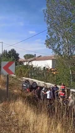 Elazığ-Bingöl karayolunda şarampole devrilen araç ve olay yerine gelen sağlık ekipleri