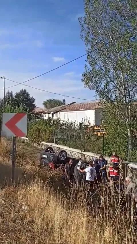 Elazığ-Bingöl karayolunda şarampole devrilen araç ve olay yerine gelen sağlık ekipleri