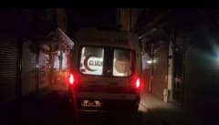 Elazığ Sarayatik Mahallesi’nde bıçaklı kavga sonrası olay yerinde polis ve sağlık ekipleri müdahale ediyor